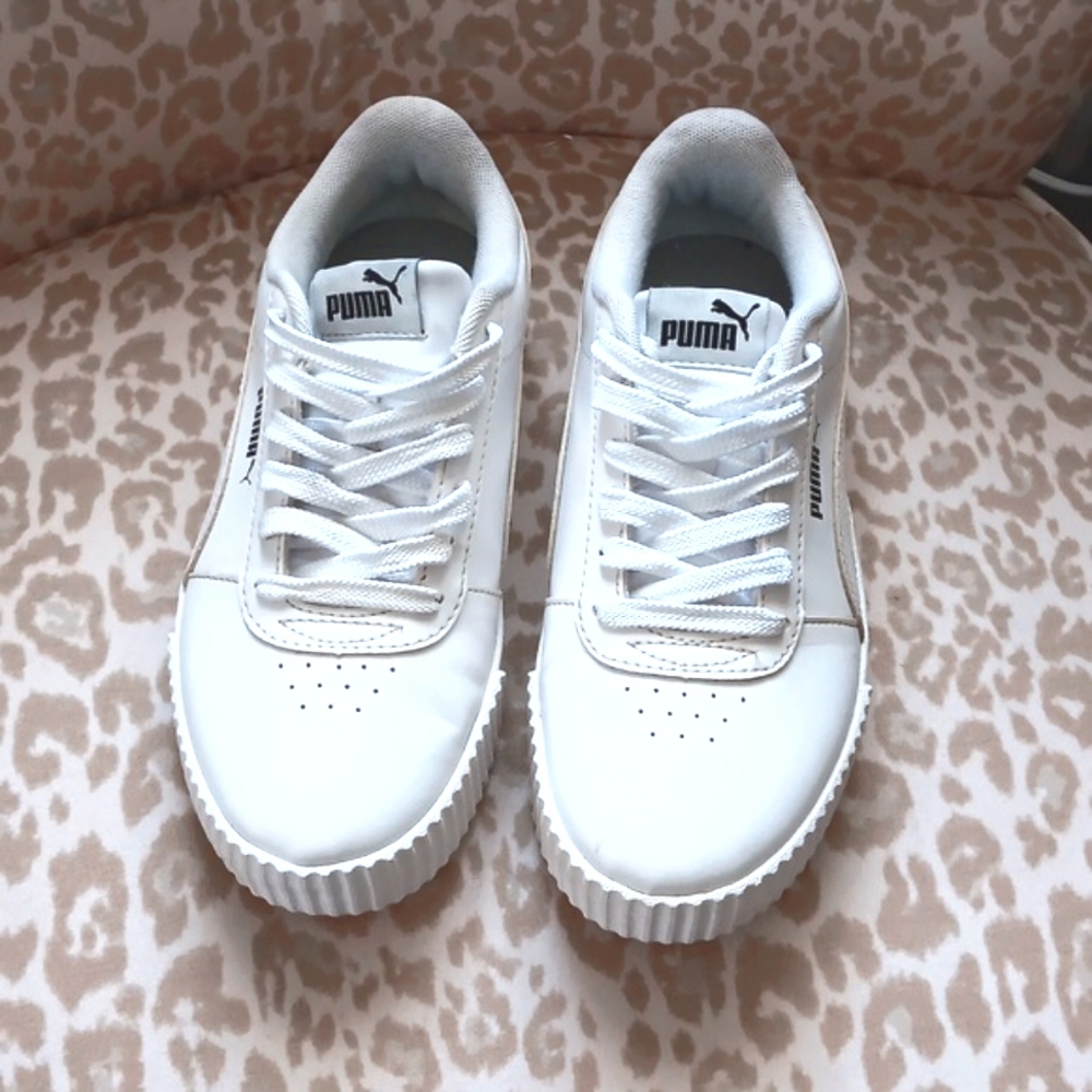 FINAL PRICE!  WOMENS WHITE LEATHER PUMA SNEAKERS